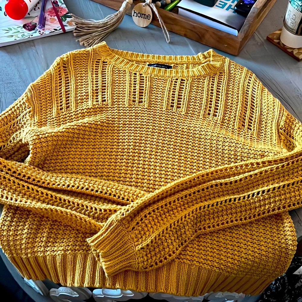 New with out tags yellow sweater